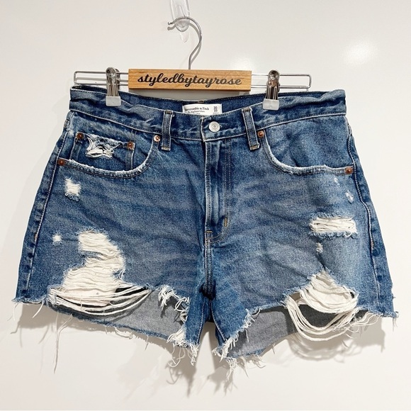 Abercrombie & Fitch Destroyed Mid Rise Boyfriend Cutoff Short - Picture 6 of 6